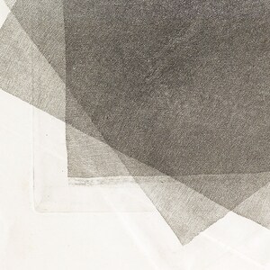 Pu&ograve; includere: Composizione astratta con forme geometriche sovrapposte in tonalit&agrave; di grigio e bianco. L'immagine ha un aspetto strutturato, forse tessuto o carta. Il design crea un effetto a strati, con un focus sulla forma e sulla consistenza.