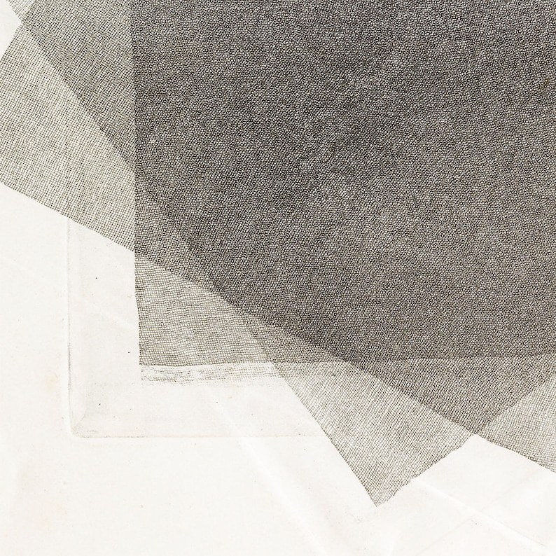 Pu&ograve; includere: Composizione astratta con forme geometriche sovrapposte in tonalit&agrave; di grigio e bianco. L'immagine ha un aspetto strutturato, forse tessuto o carta. Il design crea un effetto a strati, con un focus sulla forma e sulla consistenza.