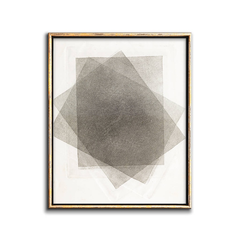 Pu&ograve; includere: Stampa artistica astratta incorniciata in una cornice dorata. L'opera presenta forme geometriche grigie sovrapposte su uno sfondo bianco. La cornice ha una finitura dorata, aggiungendo un tocco di eleganza. Adatto per l'arredamento della casa, questa arte incorniciata.