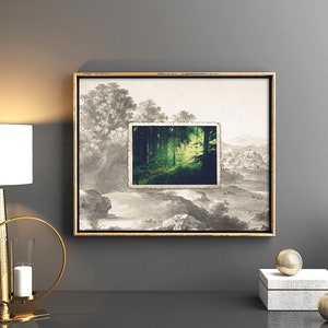 Puede incluir: Una pintura de paisaje en blanco y negro enmarcada con una fotograf&iacute;a verde de un sendero en el bosque dentro del marco. La pintura est&aacute; en una pared con una l&aacute;mpara y objetos decorativos en una mesa delante de ella.