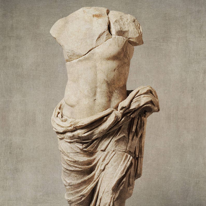 Pu&ograve; includere: Una statua di marmo bianco di un torso di una persona avvolta in un panno. La statua &egrave; priva di testa e braccia. La statua &egrave; usurata e presenta alcuni danni.