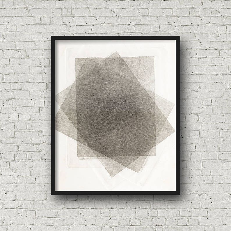 Pu&ograve; includere: Stampa d'arte astratta in una cornice nera. L'opera presenta forme geometriche sovrapposte in tonalit&agrave; di grigio, creando un effetto a strati. La stampa &egrave; esposta su uno sfondo bianco e un muro di mattoni bianchi.