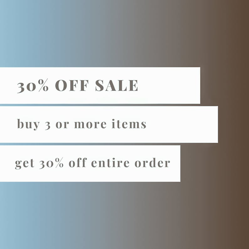 Pu&ograve; includere: Immagine con sfondo sfumato blu e marrone. Il testo "30% OFF SALE" &egrave; visualizzato sopra "buy 3 or more items" e "get 30% off entire order" in rettangoli bianchi.