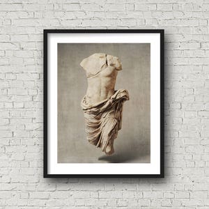 Pu&ograve; includere: Una fotografia in bianco e nero di una statua di marmo di un torso di una persona. La statua &egrave; priva di testa e braccia. La statua &egrave; avvolta in un panno.