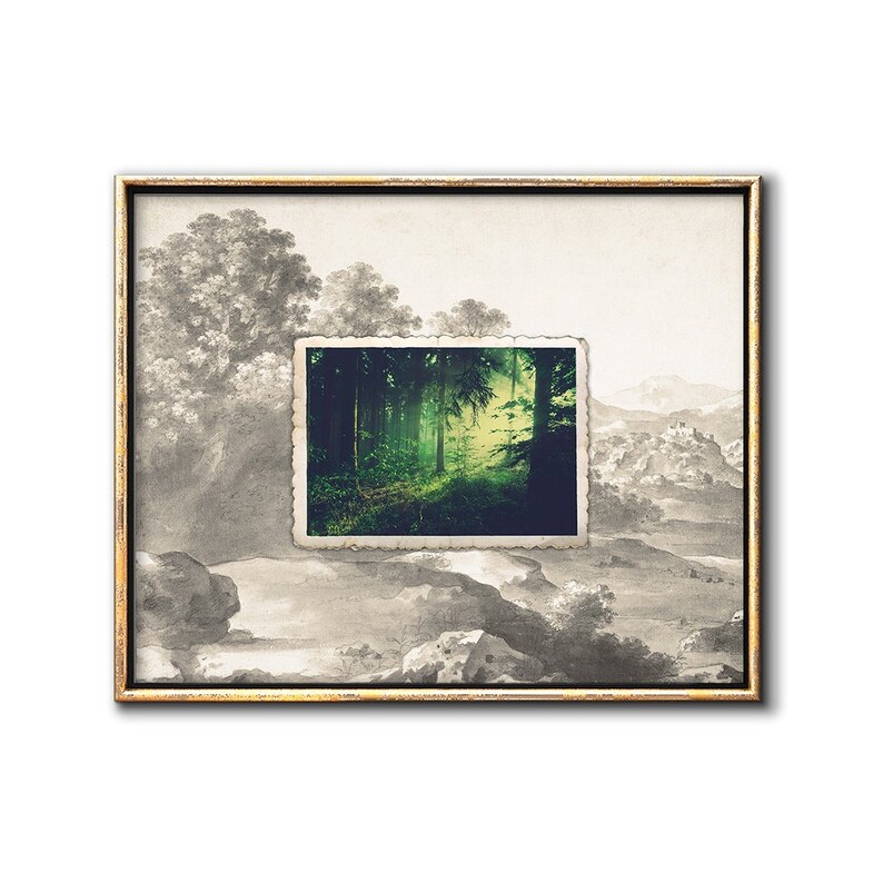 Puede incluir: Una impresi&oacute;n vintage enmarcada de un paisaje con una fotograf&iacute;a descolorida de un sendero en el bosque en el centro. El sendero del bosque est&aacute; rodeado de &aacute;rboles y una luz brilla a trav&eacute;s de los &aacute;rboles.