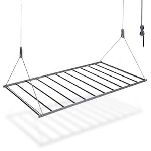 Puede incluir: Un tendedero de techo de metal gris con un sistema de poleas. El tendedero tiene 10 barras horizontales para colgar la ropa.