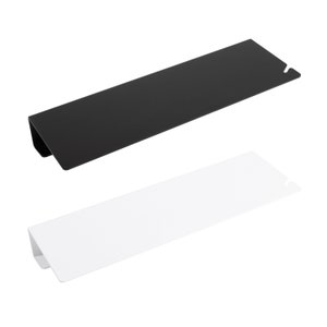 Op de afbeelding: Twee metalen planken, een zwarte en een witte, met een eenvoudig ontwerp en een kleine uitsparing aan de rechterkant.