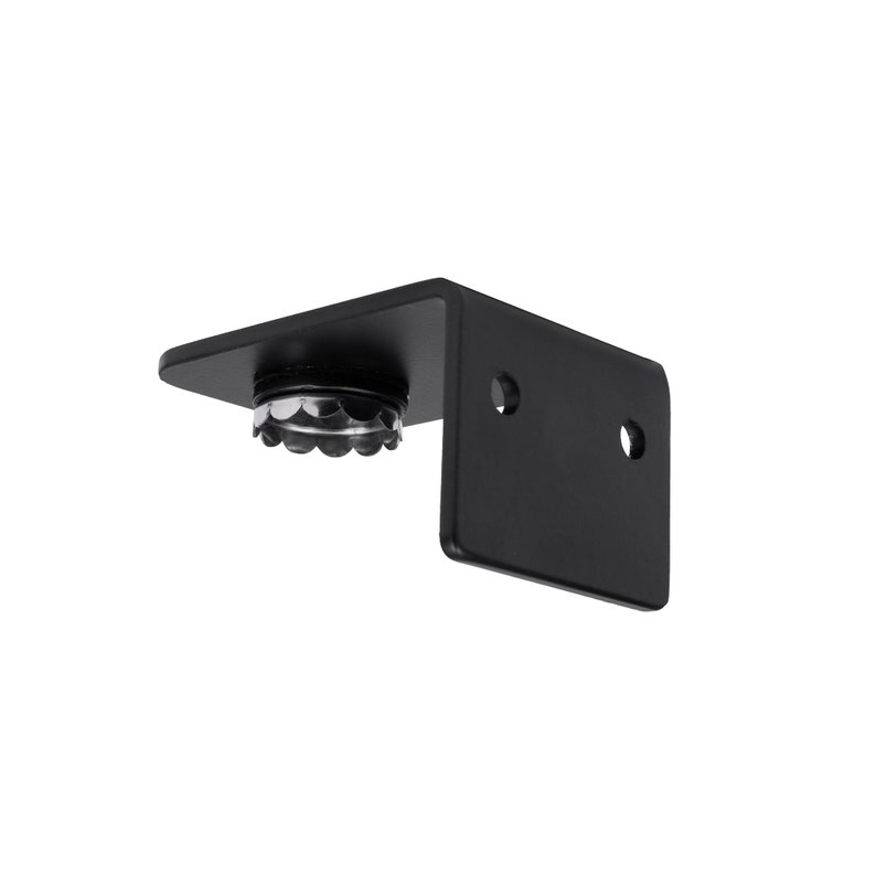 Op de afbeelding: Zwarte metalen plankbeugel met twee gaten en een doorzichtige plastic dop aan de bovenkant.