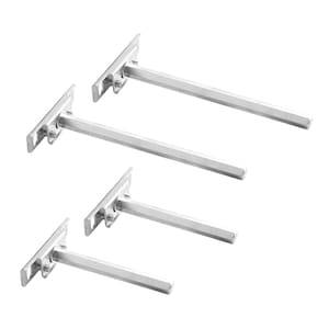 Op de afbeelding: Vier zilveren metalen plankdragers in verschillende maten. De dragers zijn ontworpen om planken te ondersteunen en worden vaak gebruikt in huisdecoratie en meubelmakerij.