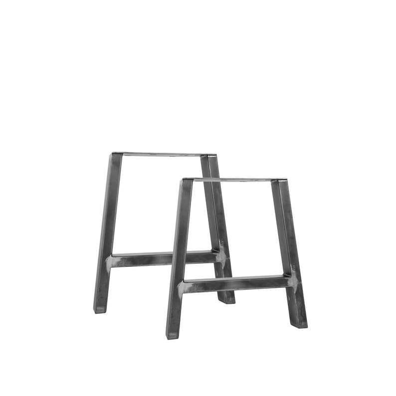 Puede incluir: Dos patas de mesa de metal negro en forma de A. Las patas son de metal resistente y tienen un dise&ntilde;o simple e industrial.
