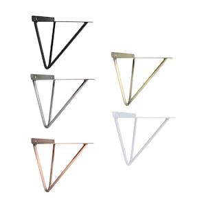 Pode incluir: Quatro suportes de prateleira de metal em diferentes acabamentos: preto, latão, branco e cobre. Cada suporte tem a forma de um triângulo com uma parte superior plana para suportar a prateleira.