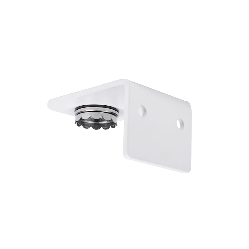 Op de afbeelding: Witte metalen beugel met twee gaten en een ronde, zilverkleurige, decoratieve dop.