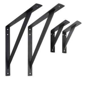 Könnte beinhalten: Drei schwarze Metall-Regalbretter in verschiedenen Größen. Die Halterungen sind dreieckig mit einer geraden Kante auf der einen Seite und einer schrägen Kante auf der anderen.