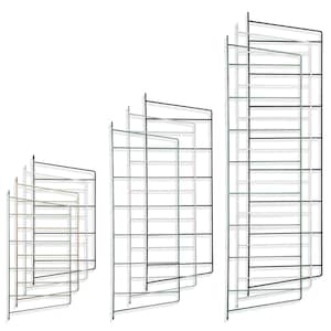 Op de afbeelding: Vijf wandbevestigde metalen planken in verschillende maten en kleuren, waaronder zwart, groen, zilver en goud. De planken zijn schuin en hebben een rasterontwerp.