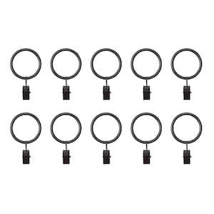 Può includere: Dieci anelli per tende in metallo nero con clip. Ogni anello ha un diametro di circa 3,8 cm.