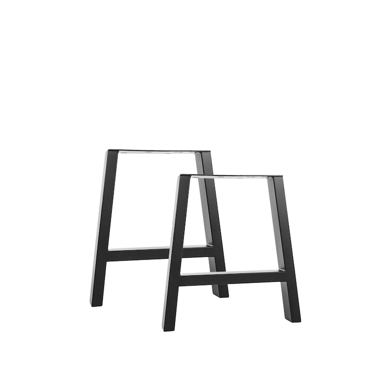 Puede incluir: Dos patas de mesa de metal negro en forma de A.