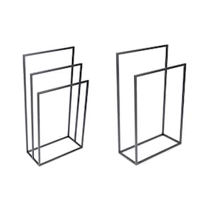 Peut inclure: Deux porte-serviettes en métal noir. Le porte-serviettes de gauche a trois barres, tandis que celui de droite en a deux.