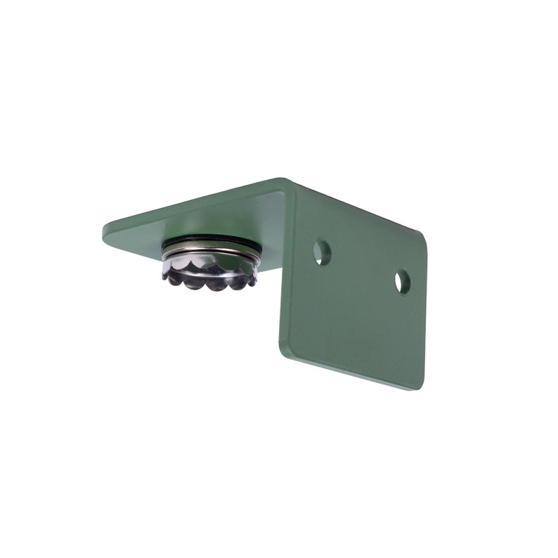 Op de afbeelding: Een groene metalen beugel met twee gaten en een ronde, zilverkleurige dop bovenop.
