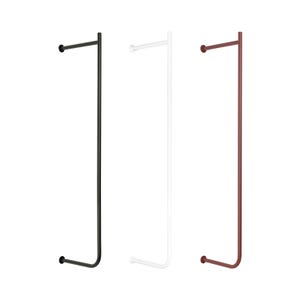 Pode incluir: Três cabideiros de parede em metal nas cores preta, branca e vermelho-escura. Cada suporte possui uma barra vertical longa, uma barra horizontal superior mais curta e uma seção inferior curva, fixada à parede com placas circulares.