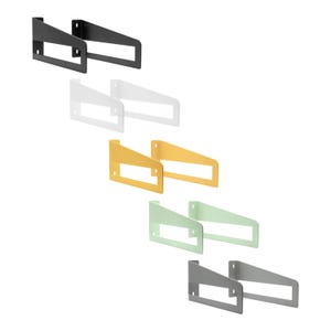 Puede incluir: Una colección de soportes metálicos para estanterías en varios colores, incluyendo negro, blanco, amarillo, verde menta y gris. Cada soporte tiene un recorte rectangular y orificios de montaje, adecuado para la decoración del hogar o el almacenamiento.