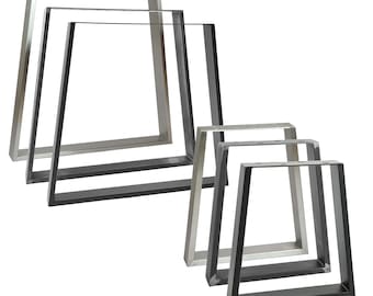 Puede incluir: Cuatro patas de mesa de metal en diferentes tamaños. Las patas son de metal plateado y negro y tienen forma triangular.