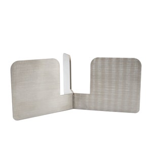 Könnte beinhalten: Ein dreifüßiger Ständer aus Edelstahl, der für die Aufnahme verschiedener Gegenstände konzipiert ist.