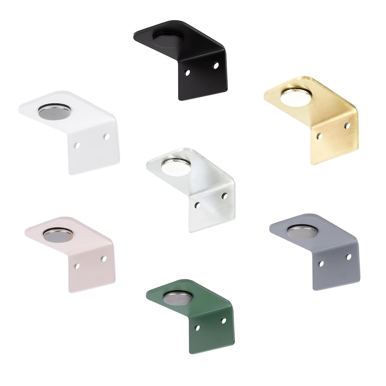 Op de afbeelding: Set van zes hoekige zeepbakjes in verschillende kleuren, waaronder zwart, wit, goud, roze, grijs en groen. Elk bakje heeft een ronde opening voor zeep en een platte basis om te monteren.