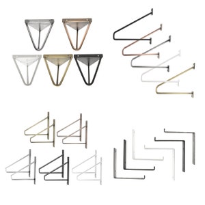 Op de afbeelding: Assortiment van metalen plankdragers in verschillende stijlen en afwerkingen, waaronder driehoekige, L-vormige en rechte plankdragers. De plankdragers zijn verkrijgbaar in zilver, zwart, wit, messing en koper.