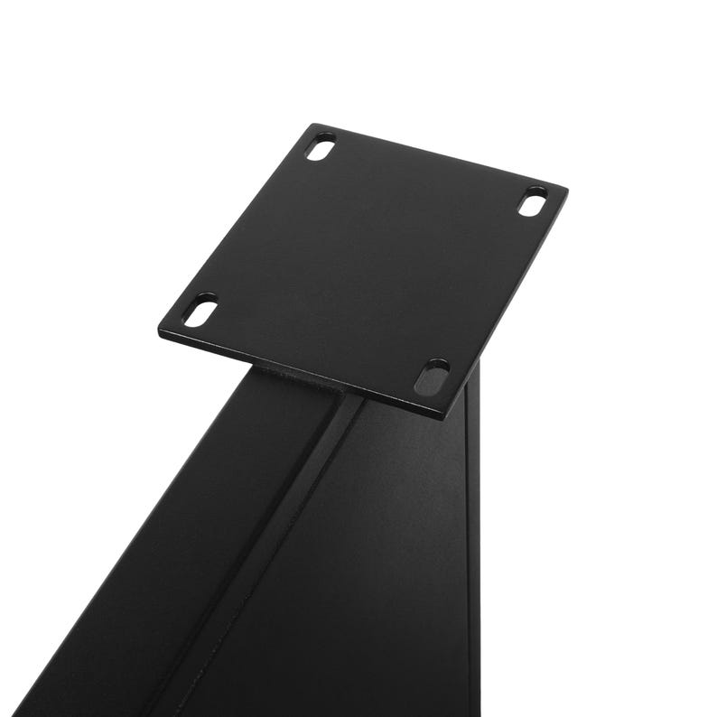 Op de afbeelding: Een zwart metalen tafelpoten met een rechthoekige bovenplaat met vier voorgeboorde gaten. De poot heeft een driehoekige draagconstructie, allemaal in een matzwarte afwerking. Het ontwerp suggereert een moderne esthetiek.