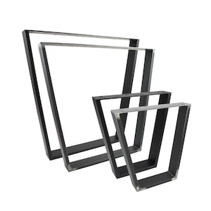 Könnte beinhalten: Drei schwarze Metalltischbeine in verschiedenen Größen. Die Beine sind abgewinkelt und haben eine quadratische Form.