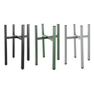 Può includere: Tre portavasi in metallo in nero, verde e argento. Ogni portavasi ha una base quadrata e quattro gambe che si incrociano al centro.