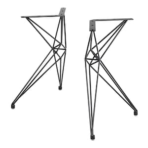 Könnte beinhalten: Zwei schwarze Metall-Tischbeine mit geometrischem Design. Jedes Bein hat eine flache Montageplatte mit vorgebohrten Löchern und drei abgewinkelten Stützbeinen. Die Beine sind etwa 71 cm hoch.