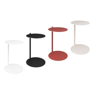 Puede incluir: Cuatro mesas auxiliares modernas en blanco, negro, rojo y blanquecino. Cada mesa tiene una base circular y una parte superior circular más pequeña, conectadas por un único soporte vertical. Las mesas son de metal y tienen un diseño minimalista.