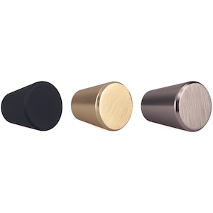 Könnte beinhalten: Drei Schrankknöpfe in verschiedenen Ausführungen: Schwarz, Gold und Silber. Jeder Knopf hat eine zylindrische Form mit abgerundeter Oberseite.