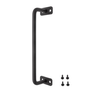 Może przedstawiać: Czarny metalowy klamka do drzwi o prostokątnym kształcie i zaokrąglonych krawędziach. Klamka jest przymocowana do płaskiej prostokątnej płytki z dwoma otworami na śruby. Klamka jest dostarczana z czterema czarnymi śrubami.