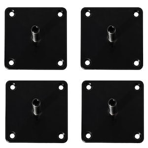 Könnte beinhalten: Vier schwarze Metall-Montageplatten mit einem Gewindeloch in der Mitte. Jede Platte hat vier Schraubenlöcher am Rand.