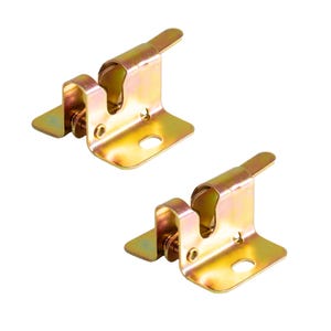 Op de afbeelding: Twee goudkleurige metalen grendels. Elke grendel heeft een rechthoekige basis met een gebogen bovenkant, een veermechanisme en een kleine handgreep. De grendels zijn ontworpen voor het vastzetten van deuren, kasten of andere sluitingen.