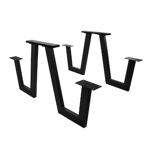 Könnte beinhalten: Vier schwarze Tischbeine aus Metall mit einem einzigartigen abgewinkelten Design. Jedes Bein hat eine rechteckige Grundplatte zum Befestigen an einer Tischplatte.