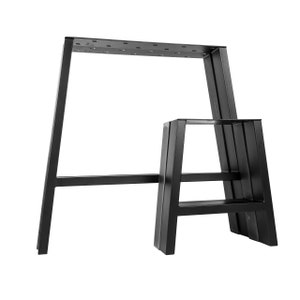 Puede incluir: Dos patas de mesa de metal negro con un dise&ntilde;o simple en forma de A. Las patas son de metal resistente y tienen un acabado negro con recubrimiento en polvo.