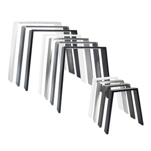 Op de afbeelding: Een set van acht metalen tafelpoten in verschillende maten en afwerkingen, waaronder zwart, zilver en wit. De poten zijn in een verspringende volgorde gerangschikt, met de grootste poot onderaan en de kleinste poot bovenaan.