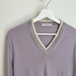00s Vintage Ermenegildo Zegna Lavender V-Neck Sweater. Super fine guage knitwear in a luxurious blend of cashmere and silk. EU Sz 52, US 42.