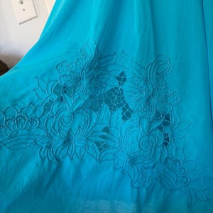 Puede incluir: Una taza de cer&aacute;mica blanca con un asa negra y el texto "But First, Coffee" en negrita negra. La taza est&aacute; llena de un l&iacute;quido oscuro, probablemente caf&eacute;, y se encuentra sobre una superficie clara.