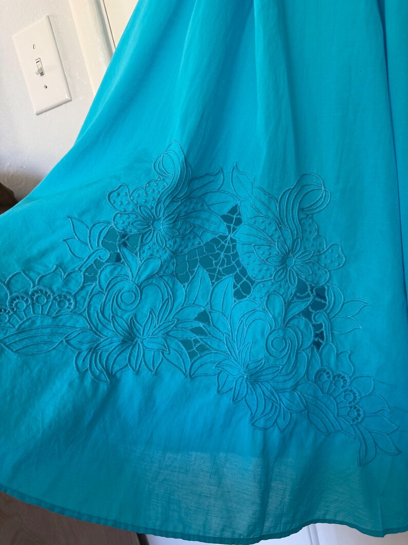 Puede incluir: Una taza de cer&aacute;mica blanca con un asa negra y el texto "But First, Coffee" en negrita negra. La taza est&aacute; llena de un l&iacute;quido oscuro, probablemente caf&eacute;, y se encuentra sobre una superficie clara.