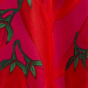 Puede incluir: Un tejido vibrante con un patr&oacute;n repetido de chiles rojos con tallos y hojas verdes sobre un fondo rosa brillante. El dise&ntilde;o es audaz y llamativo, perfecto para ropa o decoraci&oacute;n del hogar.
