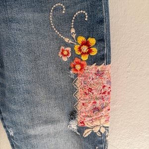 Op de afbeelding: Een set van drie keramische mokken met een gespikkelde, matte afwerking. De mokken zijn in cr&egrave;me, lichtgrijs en donkergrijs. Elke mok heeft een eenvoudig, minimalistisch ontwerp.