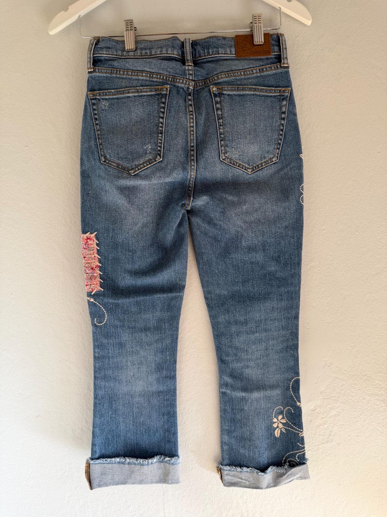 NWOT Johnny Was cropped slim-fit geborduurde patchwork blauwe denim jeans, maat 25 afbeelding 6