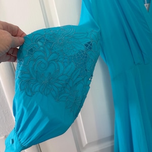 Puede incluir: Un juego de tres tazas de cer&aacute;mica con un acabado mate moteado. Cada taza presenta un color diferente: azul claro, crema y gris. Las tazas tienen un dise&ntilde;o simple y moderno con una forma redondeada y un asa.