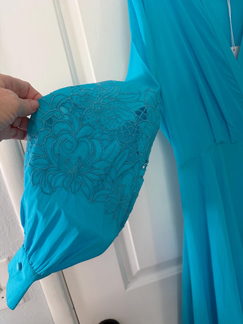 Puede incluir: Un juego de tres tazas de cer&aacute;mica con un acabado mate moteado. Cada taza presenta un color diferente: azul claro, crema y gris. Las tazas tienen un dise&ntilde;o simple y moderno con una forma redondeada y un asa.