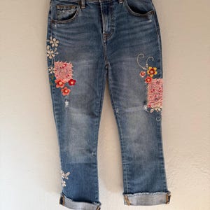NWOT Johnny Was cropped slim-fit geborduurde patchwork blauwe denim jeans, maat 25 afbeelding 1
