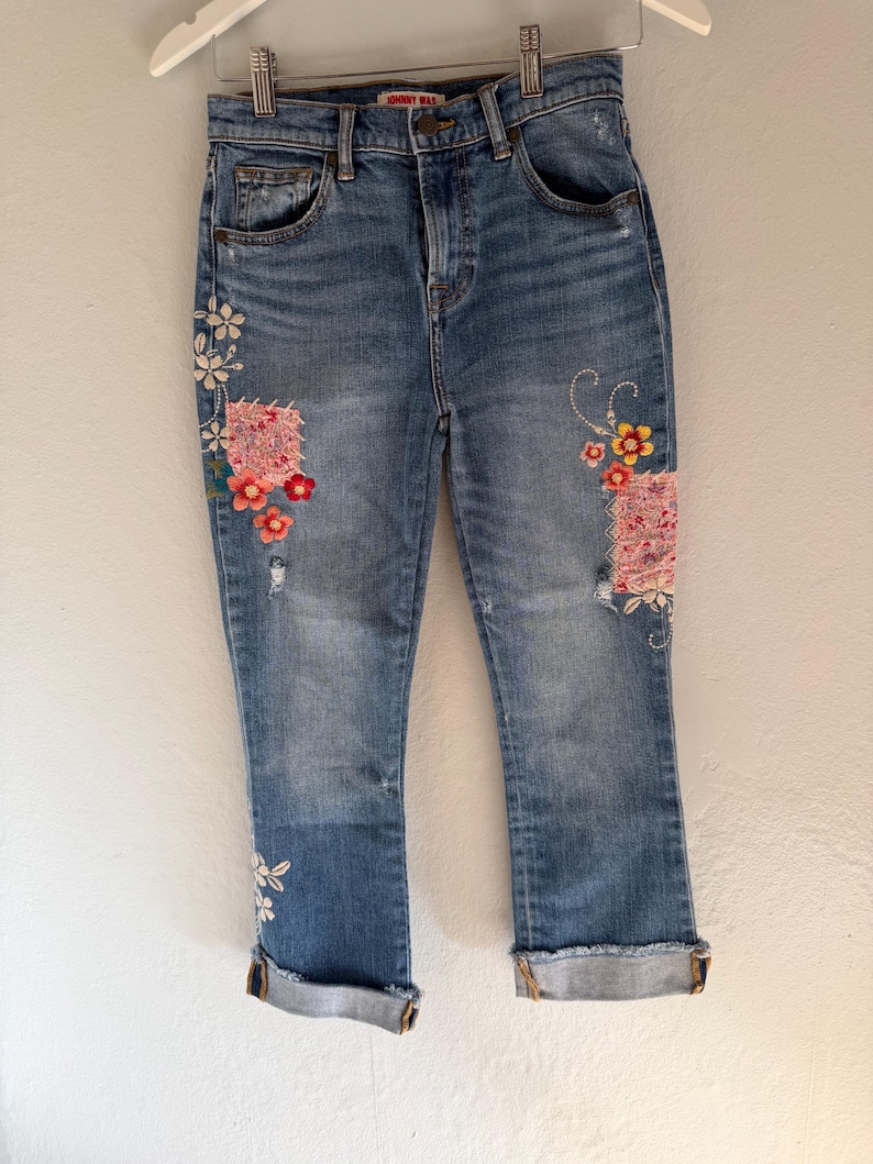 NWOT Johnny Was cropped slim-fit geborduurde patchwork blauwe denim jeans, maat 25 afbeelding 1